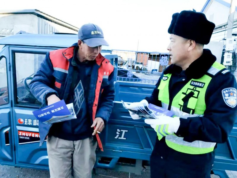 冬季行动丨鹤城交警进村屯，交通安全伴我行