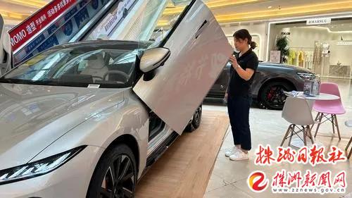 ▲ 市民在咨询新能源汽车。记者 刘芳 摄（资料图）